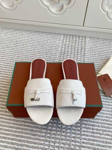 平底 粗跟 代购级 Loro piana Summer Charms Ser LP女士凉鞋拖鞋产品详情：这款绒面羊皮革凉鞋搭配饰有Loro Piana My C