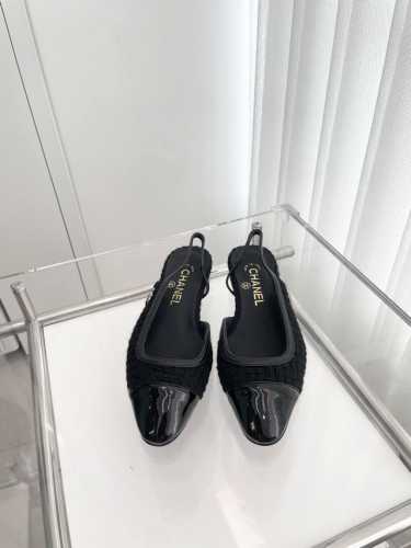 小香2024夏季新品 ～～～小香新款凉鞋！同原版1：1复制！非市场普通版本。 面料：织物or漆皮 内里：羊皮 跟高：1.8cm 大底：意大利皮底 码数：35-3