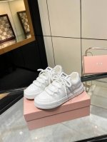 miumiu新款擦色脏脏小白鞋依旧经典时尚简约的格板设计！品质灰常牛！Miumiu 擦色脏脏小白鞋，前卫大胆的MiuMiu风格融于此款漂白皮革运动鞋的简约线条，