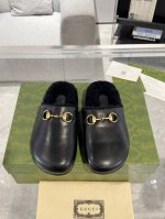 Gucci 女士马衔扣穆勒鞋 羊毛半拖鞋 全新系列聚焦基础廓形与经典细节。这款女士便鞋选用品牌独具辨识度的GG绒面材质匠心制作，经典马衔扣元素更添品牌标识内涵。