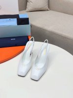 PRADA 普拉达 2025早春新款粗跟方头凉鞋单鞋简单的设计大概就是它最让人喜欢亮点，不是烂大街的那种 很有自己的品牌个性 单鞋出厂价 凉鞋250 _____