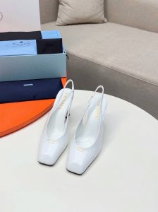 PRADA 普拉达 2025早春新款粗跟方头凉鞋单鞋简单的设计大概就是它最让人喜欢亮点，不是烂大街的那种 很有自己的品牌个性 单鞋出厂价 凉鞋250 _____