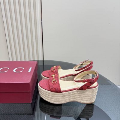 gucc*25S春夏新品走秀 麻绳底马衔扣老花厚底凉鞋 G家在体现高级感这块 总让人大写的服气 看起来蛮简单的款式 但上脚就莫名很高阶 非常性感 让你轻松搭配尽