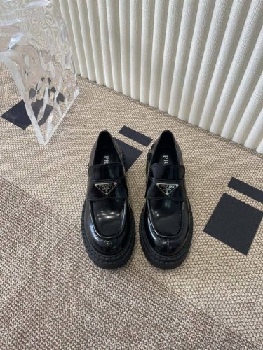 Prada 普拉达 秋冬新款黑色开边珠厚底休闲鞋 刘雯众多网红上脚，““Rad这款松糕厚底鞋今年非常 爆，穿上 增高 休闲两不失误，清爽的表现足以表达对的个个细