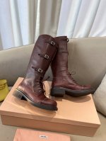 MiuMiu24秋冬走秀款 机车风复古长靴 走秀款 酷飒酷飒的 延续了爆款风格 miu 24秋冬秀款 短靴新品 经典机车靴造型，帅气摩登 鞋面 植糅小牛皮，质感