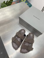 Balenciaga 巴黎世家 Sunday Mule 情侣款五趾系列 巴黎世家的设计风格一直以来都是风格明显.暗黑.机车.夸张不走寻常路的 Demna早早上脚