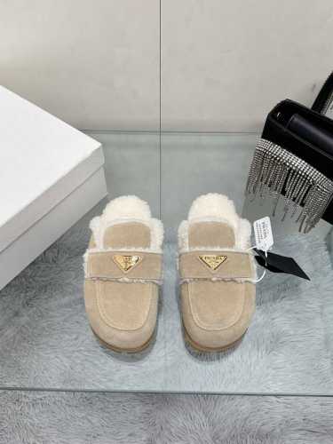 工厂价： 最新系列！Prada 普拉达2024秋冬季新款毛拖鞋 三角扣面包包头半拖鞋 最新走秀系列 经典升级 舒适度与时髦度并存 每个颜色搭配都好看，设计搭配不