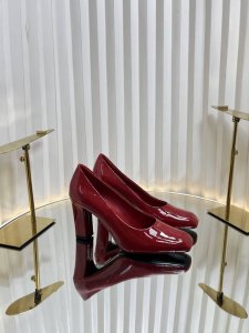 prad* 普拉达 25ss早春新款 绝美方头高跟方跟粗跟凉鞋后空单鞋。时尚界久违的极简之美 经典时尚配色 毫不费力的优雅风来袭 时髦 精致 绝美 方头开边珠外
