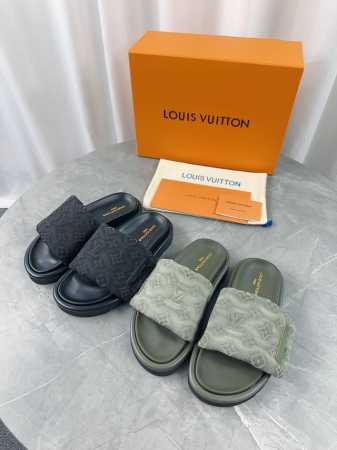 lv驴牌L家 爆款 浮雕Logo 压花 凉拖鞋 本款 Pool Pillow Comfort 平底凉拖取材科技织物，以高频压印技术重绎 Monogram 图案。 - 点击图像关闭