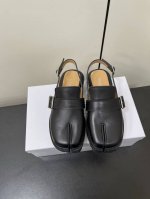 P380Maisonmargiela马吉拉 Mm6 出勃肯拖啦！25春意新款火爆来袭！轻便厚底凉鞋！太香了，靓丽多彩少女感扑面而来！ 不容错过的时尚单品 简单又