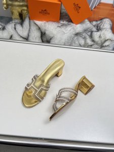 hermes 春夏新款 真皮大底 橡胶大底 码数：35-44 43 44可定做不退换 面料胶片加烫钻，垫脚羊皮 爱马仕 新款官网同步轻盈夏日凉鞋。 爱马仕拖鞋