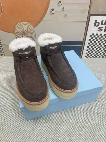 顶级版本 PRADA 普拉达秋冬新款厚底高帮雪地靴鞋这款牛筋底上脚非常舒适，今年非常爆，穿上 增高 休闲两不误，清爽的表现足以表达对鞋子的个个细节的把控， 面料