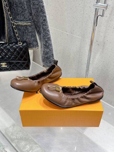 顶级版本 louis Vuitton 25 春夏 锁扣 蛋卷鞋 芭蕾舞鞋 平底单鞋 简约精致 高级感满满 尽显优雅气质 上脚超好看 拉满了夏日美鞋绝绝子啊 鞋面