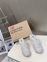 Miu MiuNew Balance 574联名系列、各大品牌都热衷于跨界联名、缪缪这次联名诚意满满非常有亮点鞋面粗纹布料拼接、做旧毛边设计、复古又叛逆、令人眼
