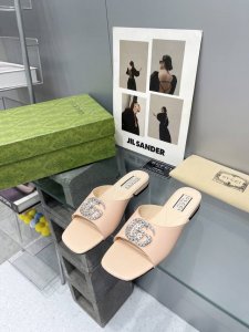 gucci 24Ss早春新款 双G水晶钻扣平底拖鞋 饰水晶双G造型配件为一系列女士鞋款注入摩登新韵。这款后系带芭蕾舞鞋以闪亮黑色漆皮匠心打造，鞋面缀饰亮眼的品牌