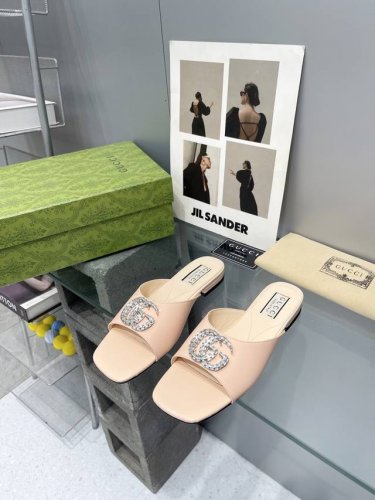 gucci 24Ss早春新款 双G水晶钻扣平底拖鞋 饰水晶双G造型配件为一系列女士鞋款注入摩登新韵。这款后系带芭蕾舞鞋以闪亮黑色漆皮匠心打造，鞋面缀饰亮眼的品牌
