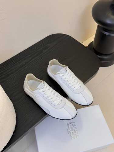 延续品牌独具辨识度的解构主义美学，Maison Margiela 2025春夏系列新款上架！新款Sprinters运动鞋轮廓采用做旧感尼龙与复古处理麂皮制成，灵