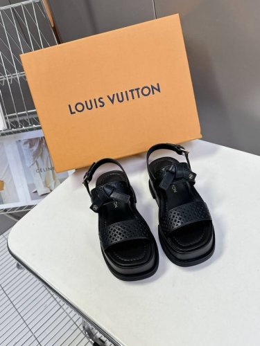 louis Vuitton 路易威登 Maya Flatform凉鞋村上隆联名款 本款 Maya Flatform 凉鞋选用光滑牛皮革，令宽幅鞋带穿梭于皮革鞋舌