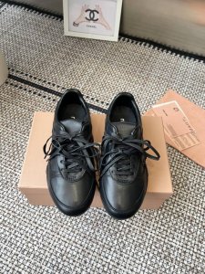 皮面 Miu Miu 25Ss 春夏新款走秀Miumiu 德训鞋 休闲鞋 秀场工艺来自Miu Miu系列的细节特写 新季的潮流要素一 多元对撞 传达现代风格~