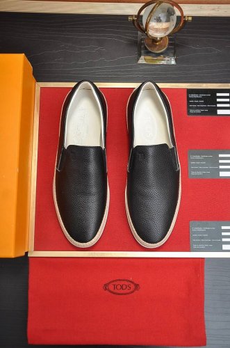出厂价P 商品商标：Tods 托德斯 豆豆鞋 正码码数: 38-45 45定制不退换 商品材料：精选 头层小牛皮鞋面+进牛皮鞋垫。强烈立体视觉效果，原版橡胶大底