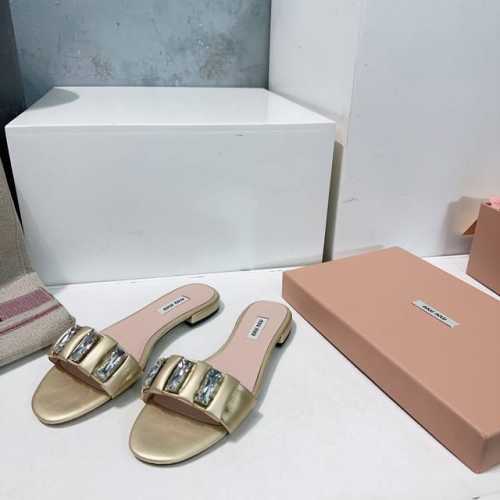 高品质出厂 ！顶级品质Miu Miu 缪缪 2025早春新品水晶钻平底拖鞋！专柜主打最新走秀款火爆上新！ 缪家高货 顶级工艺打造精品质感 无敌舒适 绝对是一见钟
