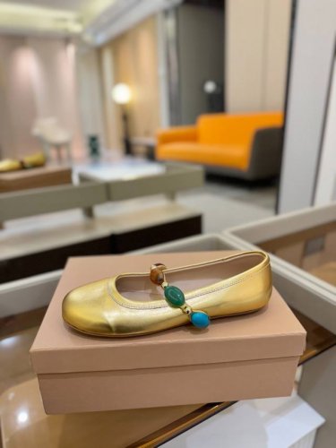 价格 Gianvito Rossi 2025 春夏款 罗西 Gr 芭蕾舞鞋平底玛丽珍单鞋 异域风情满满的宝石，像一串手串，串戴在脚上，皮质超级柔软，上脚舒适感绝