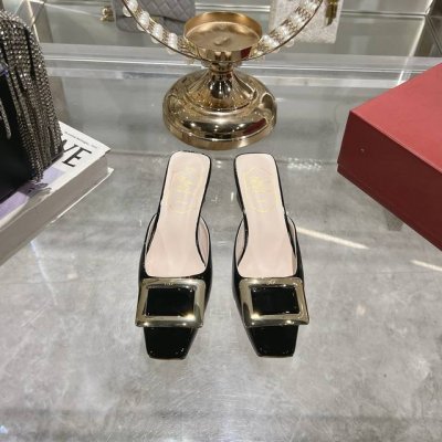 工厂P价 女装女鞋 运动原单 * Rv25最新款方扣拖鞋，显白又显优雅气质~无论是搭配裙装还是牛仔裤都Hin有女人味~带的小粗跟走路稳稳的还能增高显腿长 延续优
