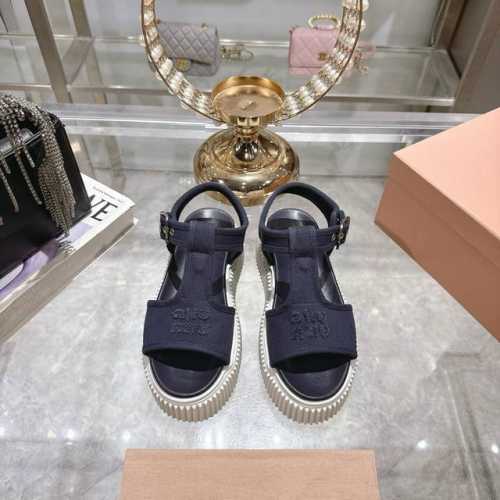 出厂 Miu Miu 25Ss春夏新款松糕厚底帆布罗马露趾休闲凉鞋 质感非常高级 厚底设计非常容易驾驭穿搭 搭配袜子 更显新潮 ！大长腿利器 超级推荐！ 鞋面采