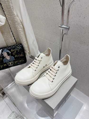 情侣款 Rick Owens 欧文斯绑带面包鞋 小面包可可爱爱又潮潮酷酷 真的是早春的时尚利器呢！穿搭适配度满分 轻松摆脱路人感 皮质也是软呼呼的，用料相当考究