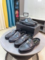 出厂价 PRADA 普拉达半拖.真皮拖鞋小皮鞋 鞋面进口胎牛皮面料、鞋头雕花设计 牛皮内里 独特铁三角风格.私模TPU发泡大底 防滑耐磨有弹性 时尚小百搭 。