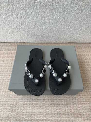 Balenciaga 巴黎世家 25Ss春夏新款 铆钉 人字拖 凉鞋 巴黎世家非常经典的铆钉设计 非常性感 搭配铆钉的狂野自我 不羁风格满满 内里鞋面的特殊天然