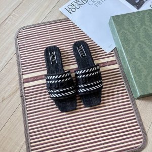 橙子出厂价p gucci 古驰 初夏新款 复古刺绣字母方头平底拖鞋 面料 牛仔布 码数 35-42