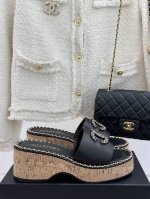 厂价 Chane*｜小香25C春夏新品度假 厚底链条双C拖鞋 这一季度假凉拖系列真的超美！ 搭配链条双C五金装饰 简约百搭 上脚超级美的 怎么看怎么好看 Go