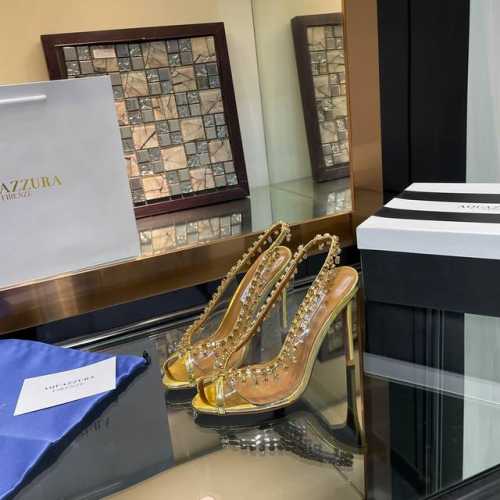 Aquazzura 新款凉鞋 面料采用原版定制tpu胶皮搭配镜面漆皮制成，饰有闪闪发光的施华洛奇水钻装饰高跟凉鞋 上脚超级有气质 既简洁又时髦 太闪太美啦 美出