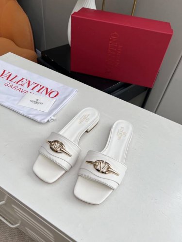 顶级版本 新款Valentino华伦天奴2厘米跟高拖鞋 面料：混种羊皮 里料：混种羊皮 垫脚：混种羊皮 鞋底：意大利A级真皮 饰扣：三件套款式电镀浅金色品牌饰扣