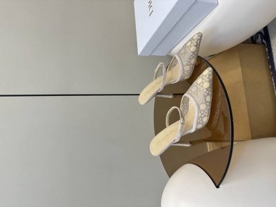 顶级原单 配飞机盒 dior 迪奥 新品猫跟汤钻时尚凉鞋 新品烫钻小猫跟凉鞋 经典的迪奥藤格纹元素 时尚必备款舒适感真的极极好 面料网纱+汤钻 内里采用原单订制