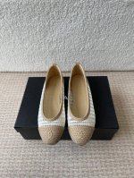 chanel小香 25Ss 春夏鞋头电绣双C Logo点缀，玛丽珍 粗跟单鞋 宛如女神脖子上的项链，上脚包裹性非常好，上脚跟显瘦，真的是超级精致！ 复古的玛丽珍