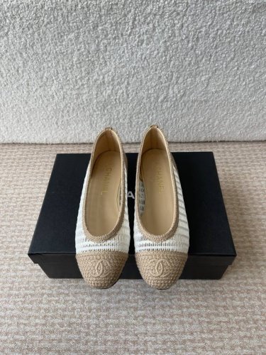 chanel小香 25Ss 春夏鞋头电绣双C Logo点缀，玛丽珍 粗跟单鞋 宛如女神脖子上的项链，上脚包裹性非常好，上脚跟显瘦，真的是超级精致！ 复古的玛丽珍