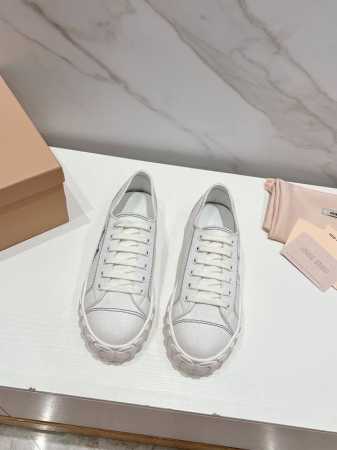 Miumiu缪缪 24P新款帐布鞋，饼干鞋，厚底鞋，运动鞋~~ 简约的运动板鞋设计，极具辨识度的鞋舌，打造佛系甜美的休闲风~~上脚气场十足随意搭配，长裙，短裙， - 点击图像关闭