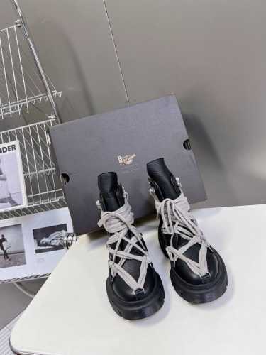 Rickowens 欧文斯x Dr.Martens联名款 绑带厚底增高马丁靴 全黑look暗黑系是真的又帅又高级 这双 Rick Owens的马丁靴真的超级好看