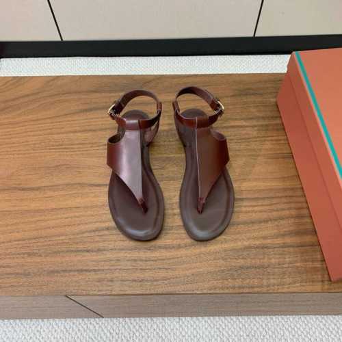Loro Piana 新款凉鞋。极简主义风格。属于非常耐看的款式！鞋面垫脚油蜡皮，橡胶底 油蜡皮有轻微擦痕、折痕属于正常现象，介意者慎拍 码数：35-42 40