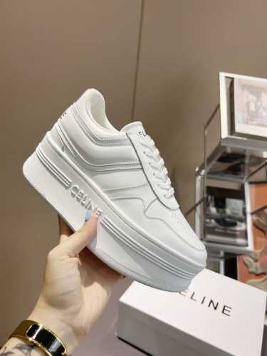 340 Celine Ss 厚底小白鞋 这款Celine春夏的新品，非常百搭的绝对不会出错的一款，特别是在搭比较长的阔腿裤牛仔裤时效果非常好，可以很好的拉长比例