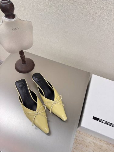 jacquemus25Ss尖头 简约蝴蝶结 拖鞋 简约蝴蝶结 装饰 后空鞋 蛋黄色 开边朱小牛皮 系列 个性突出 鲜明格调 面料 开边朱 小牛皮 内里 小羊皮