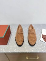 loro Piana 诺悠翩雅 25Ss春夏新款 复古 高丝 乐福小皮鞋 Lp一直是以好穿舒适为主的设计风格 这几年老钱风穿搭超级 这款乐福鞋也不例外 简约的设
