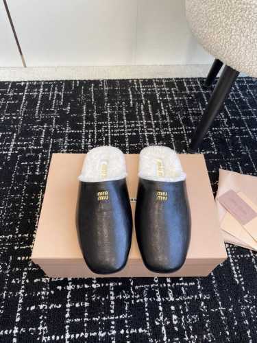 代购级 Miu Miu 24ss 秋冬系列穆勒鞋 羊毛 拖鞋 包头小羊皮半拖Zp开发 原版拆卸 对版拖鞋秒杀市面版本 Miu真的太少女啦 鞋面进口麂皮 进口羊皮