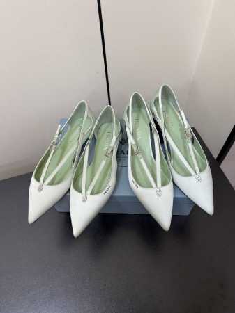Prada 25ss 早春新款绝美尖头跟鞋 时尚界久违的极简之美经典时尚配色 毫不费力的优雅风来袭 时髦 精致 绝美 包头尖头 开边珠外穿时尚气质简约新款日常拖 - 点击图像关闭