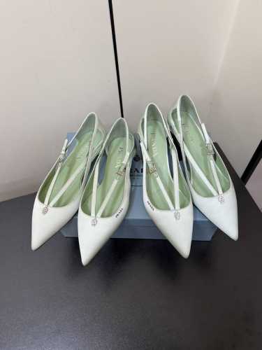 Prada 25ss 早春新款绝美尖头跟鞋 时尚界久违的极简之美经典时尚配色 毫不费力的优雅风来袭 时髦 精致 绝美 包头尖头 开边珠外穿时尚气质简约新款日常拖