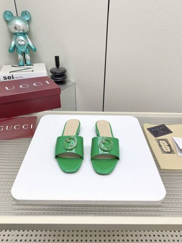 出厂330 高版本 Gucci新款拖鞋 2025Ss春夏季献礼 蛇年限定系列 这款拖鞋采用精致的漆皮制成 多色选择！鞋面：牛漆皮 羊皮垫脚 鞋底：意大利真皮底