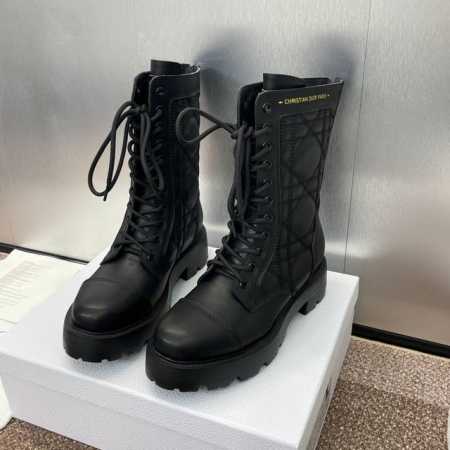 工厂价 迪奥 CD 2024秋冬走秀海报新款高定系列D-Unit机车女短靴 Dior 字母logo菱格电绣机车靴 低跟圆头系带后拉链骑士军靴 材质：鞋面进口小牛 - 点击图像关闭