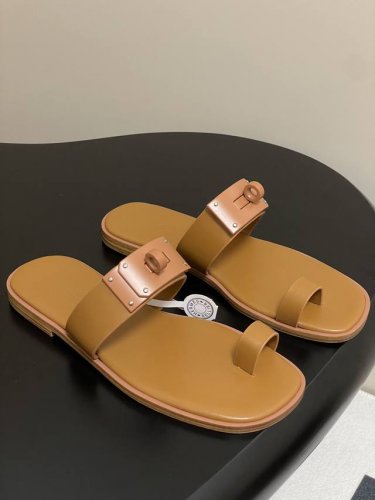顶级品质 Hermes 爱马仕 July系列大Kelly扣套趾夹脚拖鞋 小牛皮凉鞋，搭配以皮革打造的经典超大Kelly鞋扣。适合夏日穿着，打造时尚造型。 搭配极